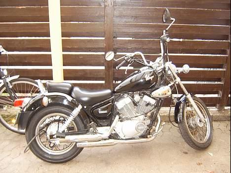 Yamaha XV 250 Virago Solgt! - Nyt så er den sku lige blevet pudset og malet lidt;) stem tak.. billede 5