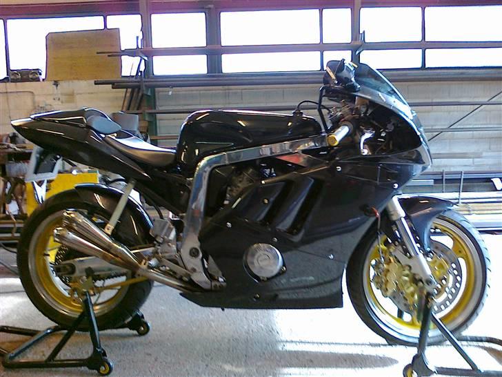 Suzuki GSXR 400 R SOLGT*SOLGT - Lynæs Havn August 2007 billede 1