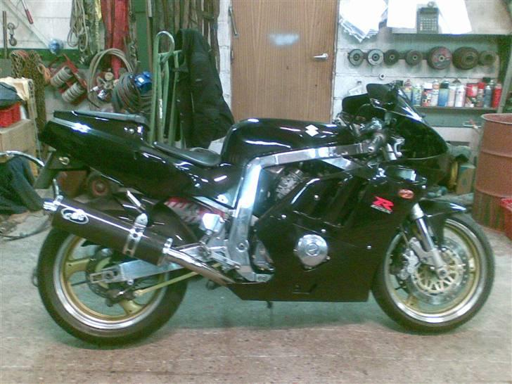 Suzuki GSXR 400 R SOLGT*SOLGT - her med den ny G&G carbon potte, mellemrør er fra fzr 1000 / mejeri rør billede 2