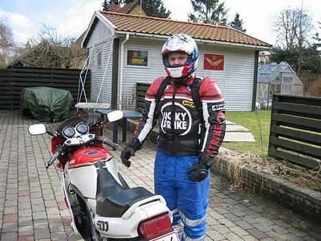 Suzuki GS 500 E *SOLGT* - Lige kommet hjem fra skole (Fotograf: Min Mormor) billede 2