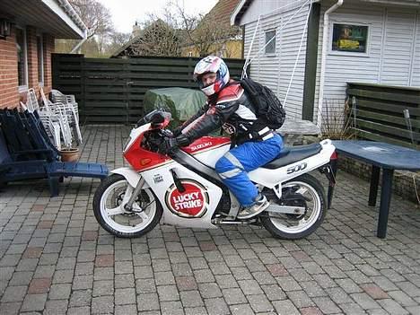 Suzuki GS 500 E *SOLGT* - Lige kommet hjem fra skole (Fotograf: Min Mormor) billede 3