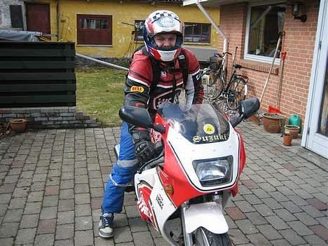 Suzuki GS 500 E *SOLGT* - Lige kommet hjem fra skole (Fotograf: Min Mormor) billede 4