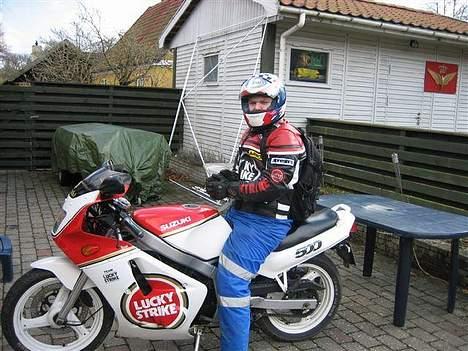 Suzuki GS 500 E *SOLGT* - Lige kommet hjem fra skole (Fotograf: Min Mormor) billede 5