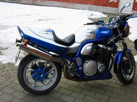 Suzuki bandit 600 - Jeps  sne i baggrunden, men synes det sku den :)  ps  der er varme i håndtagene billede 2