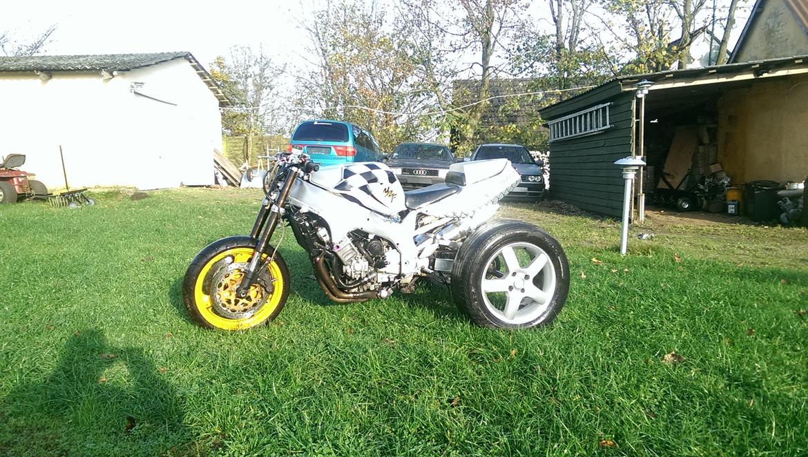 Yamaha yzf 750r (DØD) billede 2