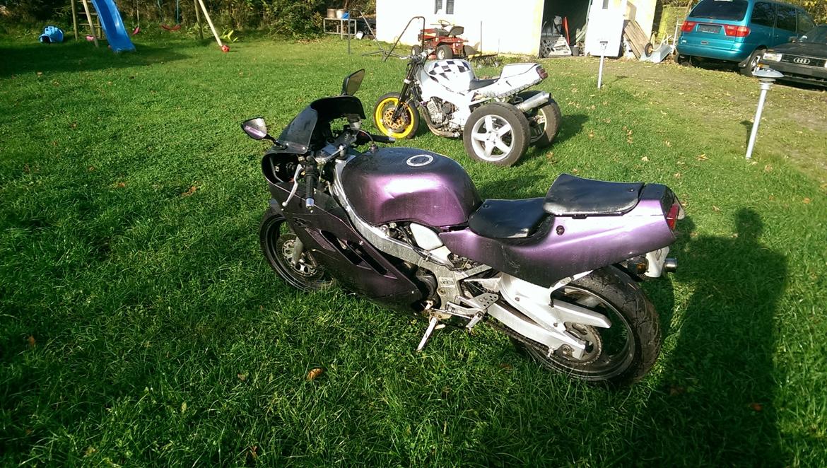 Suzuki gsx-r 400r (solgt) billede 6