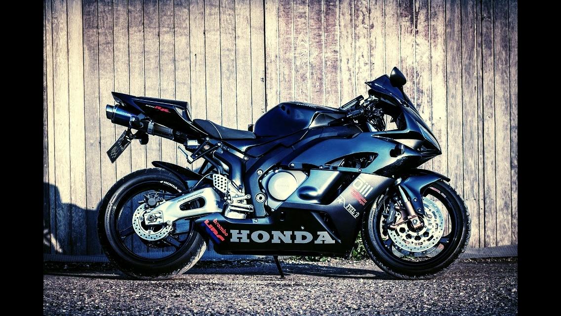 Honda CBR 1000 RR - Min bike :) billede 1