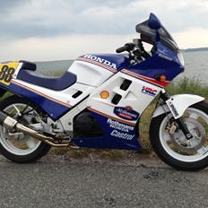 Honda VFR750F RC24-1