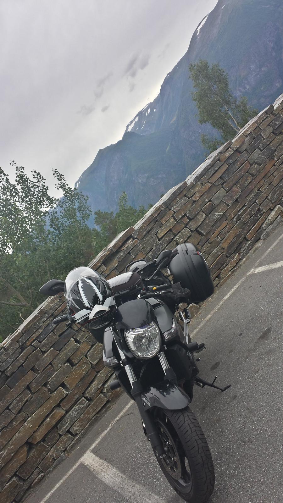 Suzuki GSR600 - P-plads ved Stegastein, Aurlandsfjorden, august 2014 billede 13