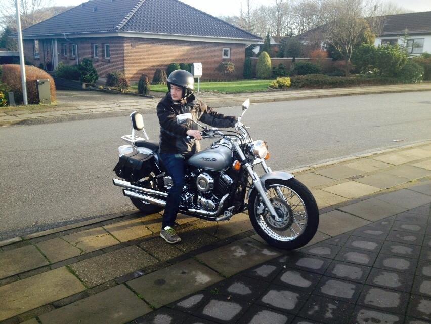 Yamaha XVS 650 Dragstar - Har lånt en hjelm, burde nok købe én selv! :P billede 4