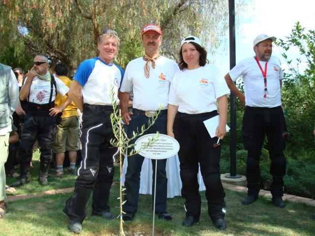 BMW F800 GS - Vi planter første oliventræ ved Greece embasade i Ismir Tyrkiet billede 3