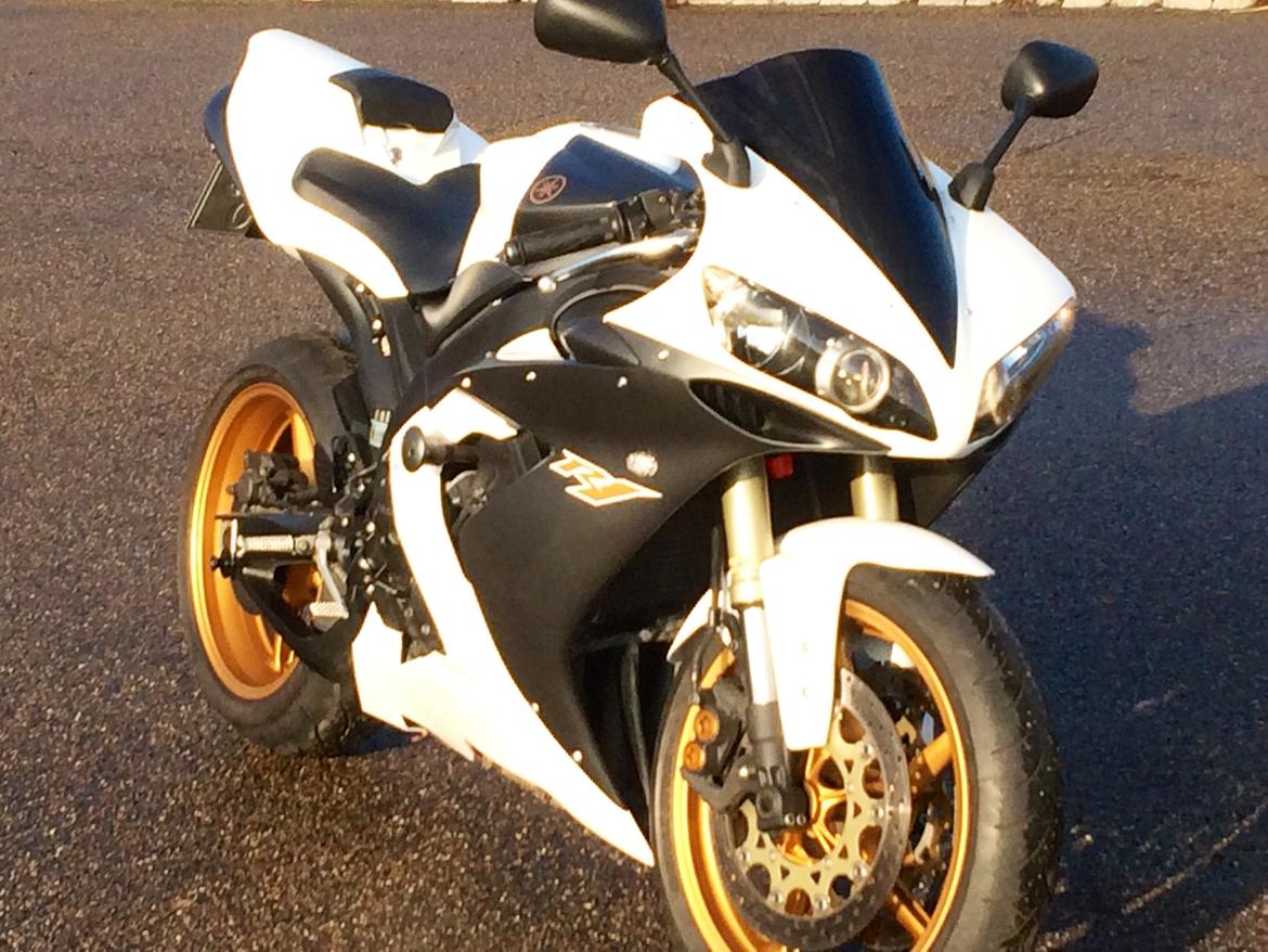 Yamaha R1 billede 1