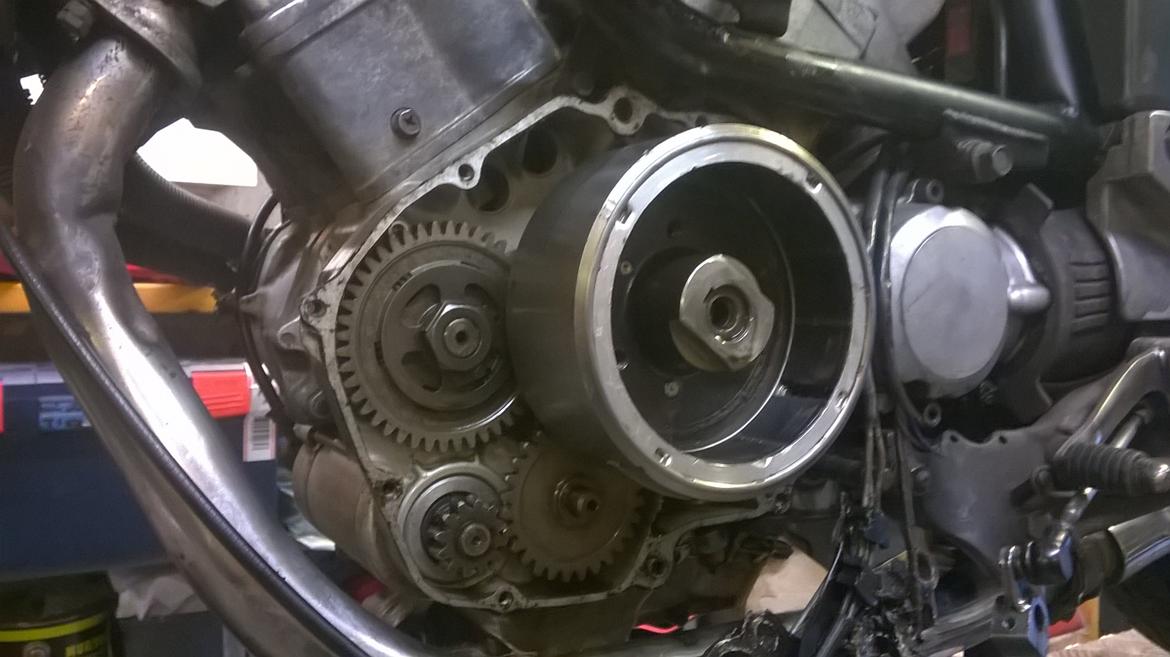 Yamaha XZ 550 (solgt) - Nederst ses startmotoren. Bag svinghjulet sidder starter koblingen billede 8