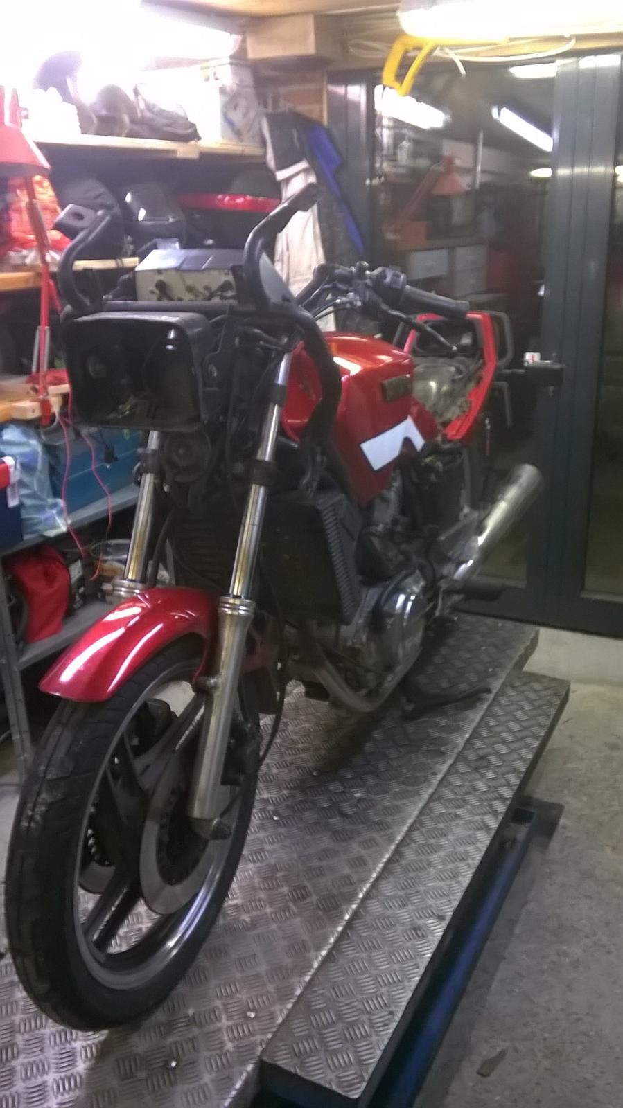 Yamaha XZ 550 (solgt) - Operationen går i gang billede 5