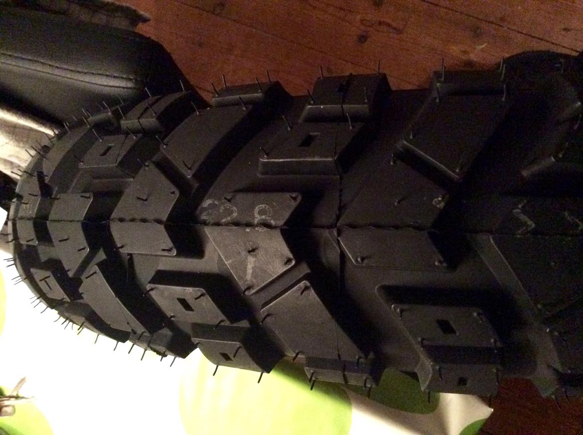 Honda Transalp XL 600 V - Så kom der et nyt bagdæk hjem. :) Heidenau K60, godt med mønster. billede 31