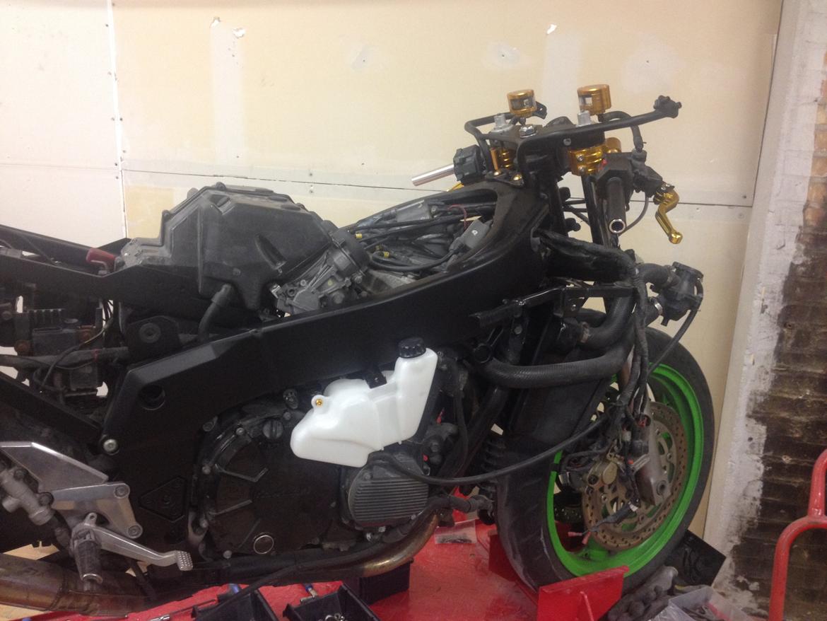 Kawasaki ZXR750 H1 / H2 - Er ved at samle efter stel er malet billede 5