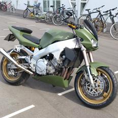 Yamaha yzf 750 R streetfighter