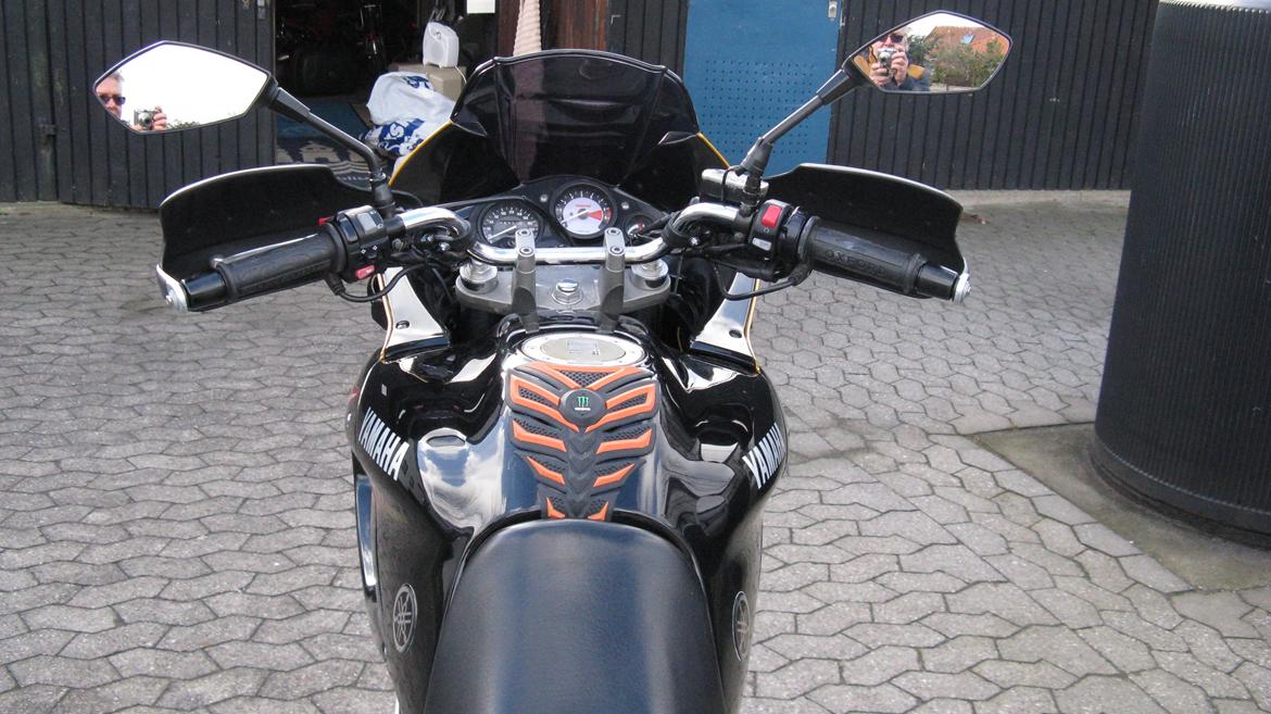 Yamaha TDM 850 - Gummi måtten beskytter for nøgle slask, når der tankes. Det er heller ikke så koldt at lægge bugen op. billede 22