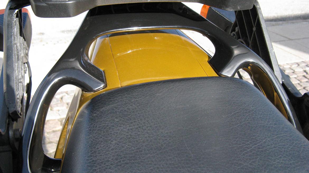 Yamaha TDM 850 - Håndtaget fik jeg sandblæst og pulverlakeret. Syntes det er pænere i sort end den originale guld farve. billede 39