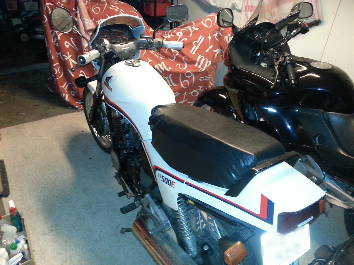 Honda VT 500 E - Dobbelt sædehøjde + dobbelt grebtykkelse. "Opgraderet" af ældre MC ildsjæl som ikke ville opgive at kører trods alderens ubarmhjertige indtog. :-) billede 4