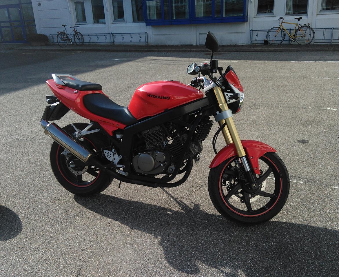 Hyosung GT 250 Naked EFI billede 1