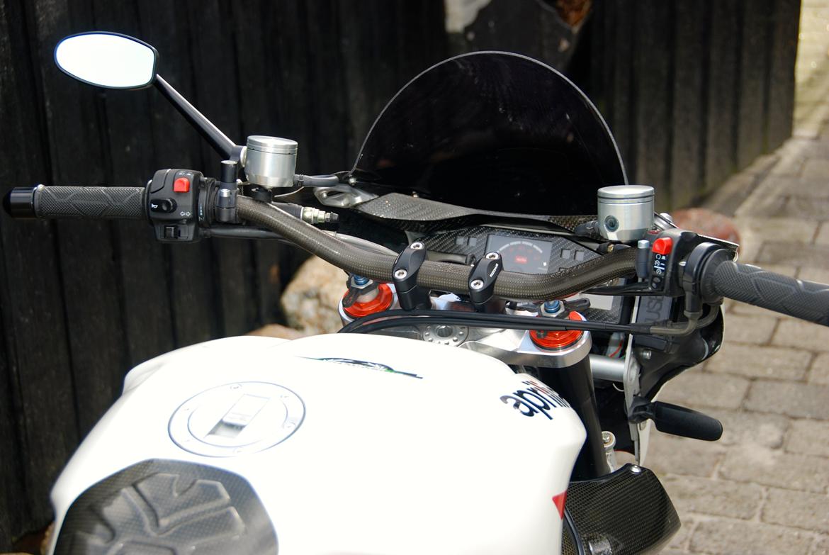 Aprilia rsv 1000 tuono billede 3