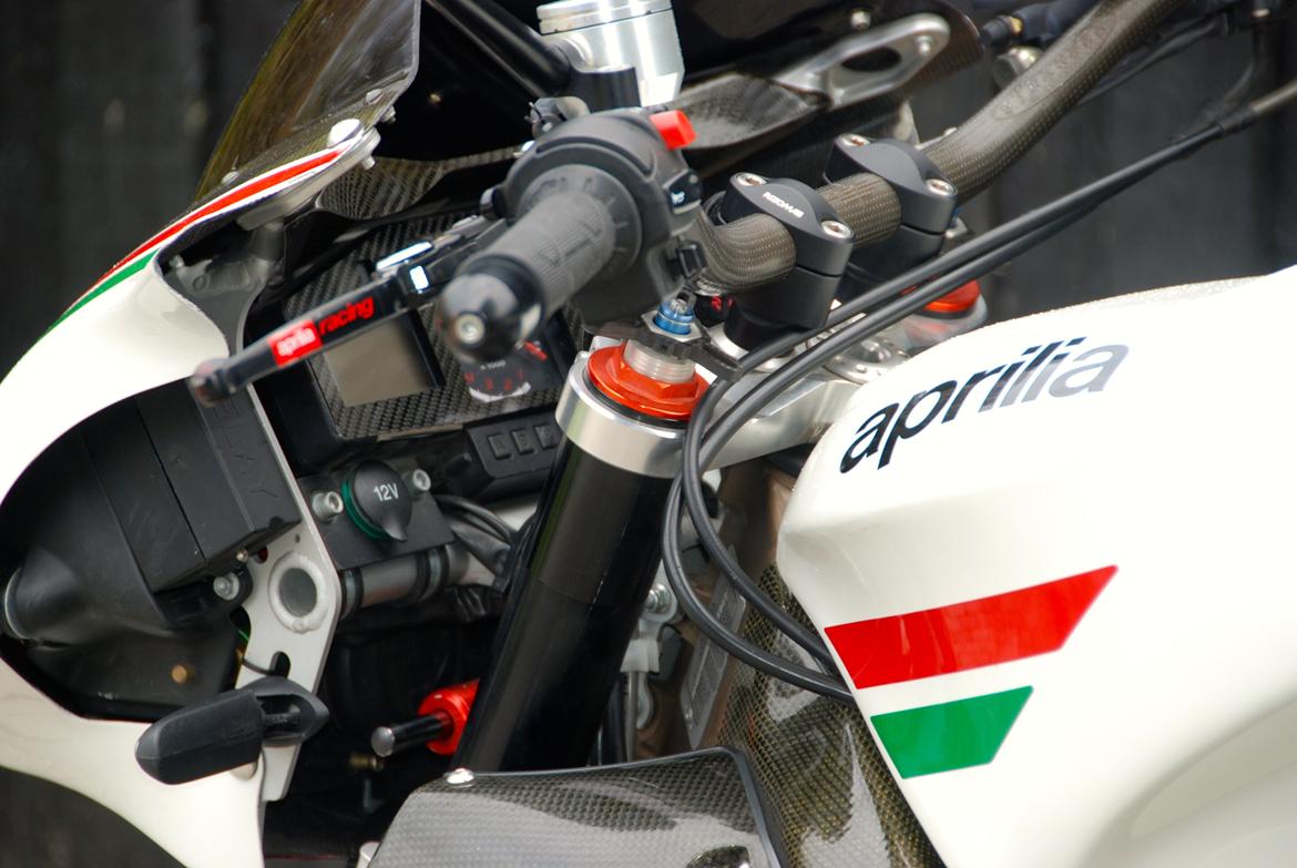Aprilia rsv 1000 tuono billede 13