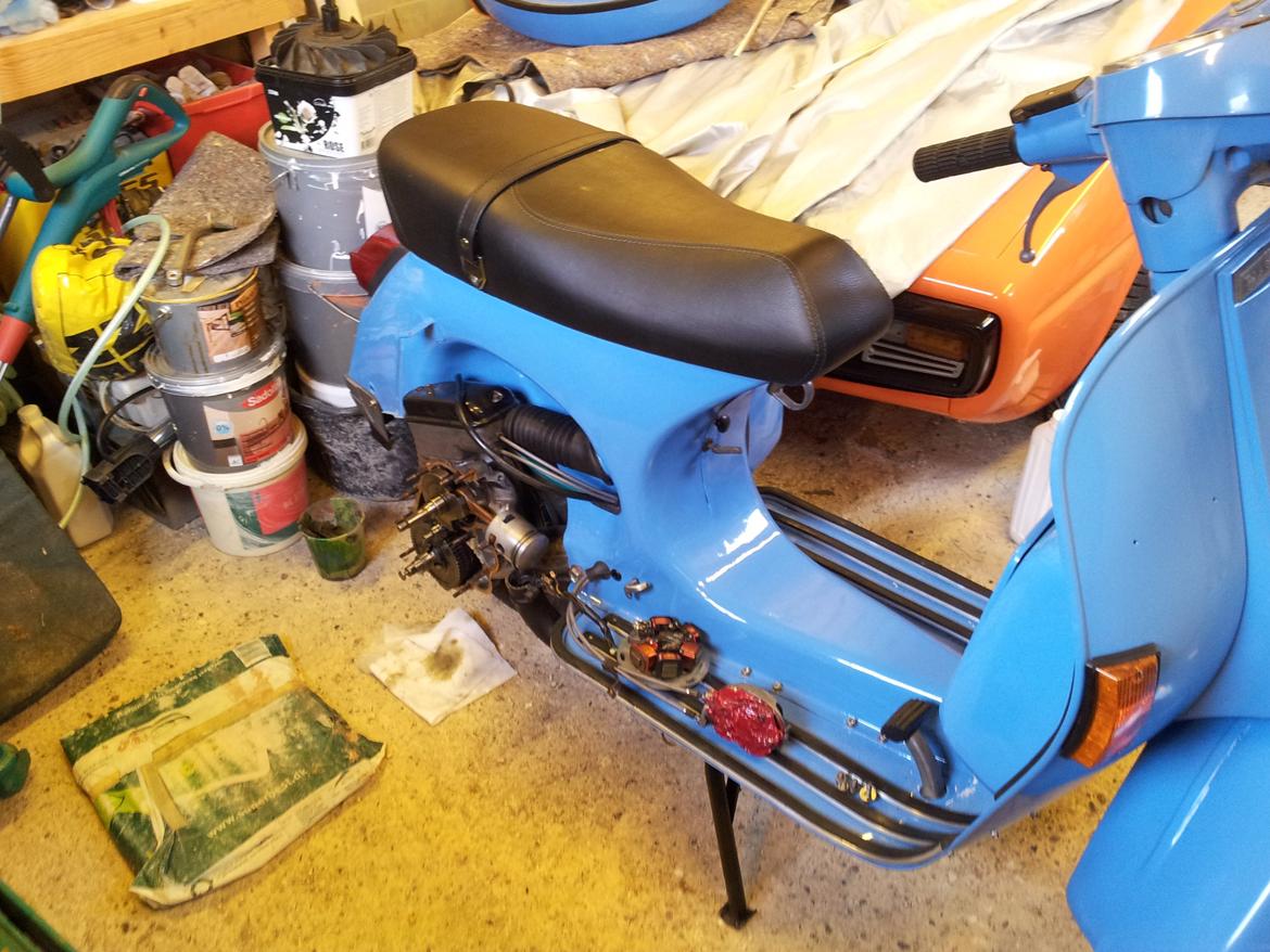 Vespa P150 X - Motoren måtte fra hinanden igen efter renovering, da jeg havde overset et slidt kickstarter tandhjul, dog kunne jeg lade motoren sidde på stellet. billede 6