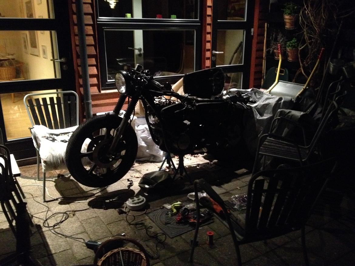 Yamaha XS 750-2D - Renovering af alle elektriske forbindelser bag forlygten med nye forbindelser, lodning og skrumpeplast. Originale honda-bælge påsat. billede 5