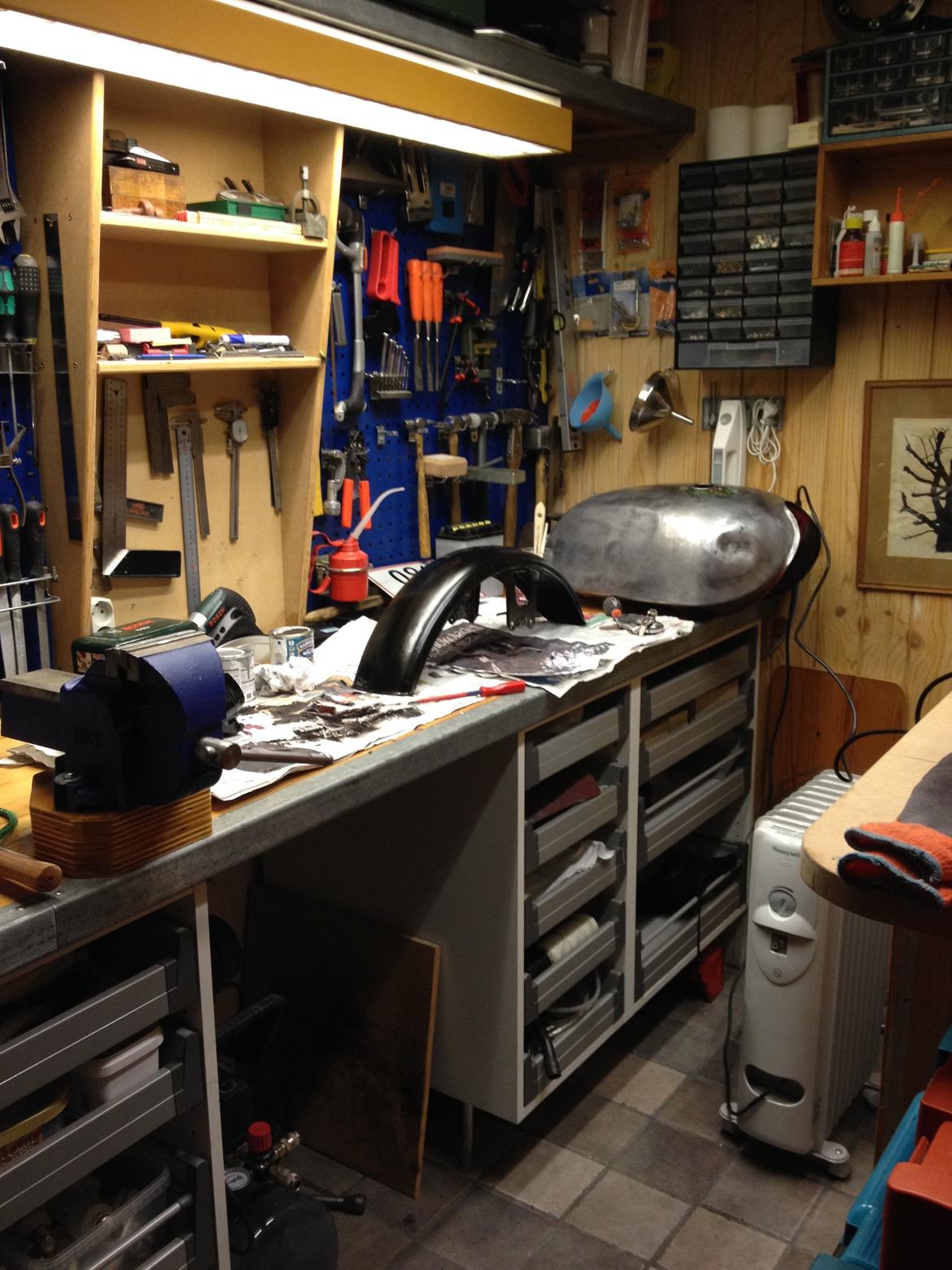 Yamaha XS 750-2D - Slibning og spartling af motorcykeltanken, original forskærm anskaffes, reperation af bagskærm og nummerplade. billede 4