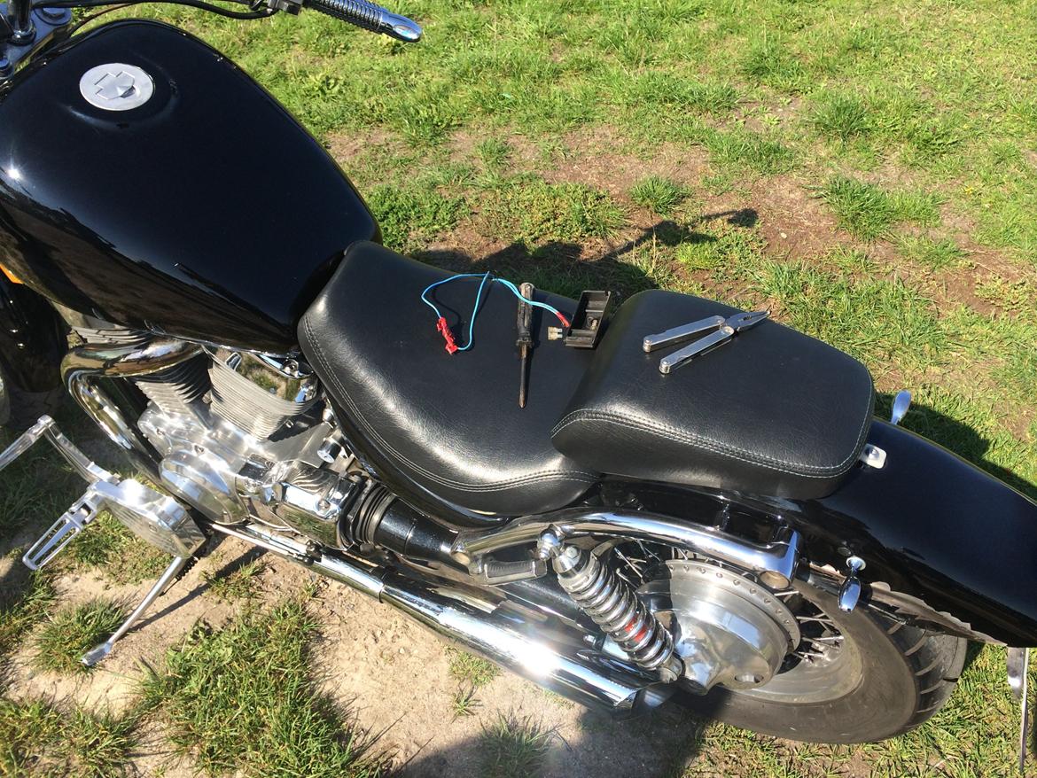 Suzuki intruder VS 1400 - 2014 5 Sept. 3 tur på cyklen. On/off knap vælger at dø i bøgeskov havn på stevns. Det er langt ude og øde, især når man ikke kender cyklen endnu :-) billede 2