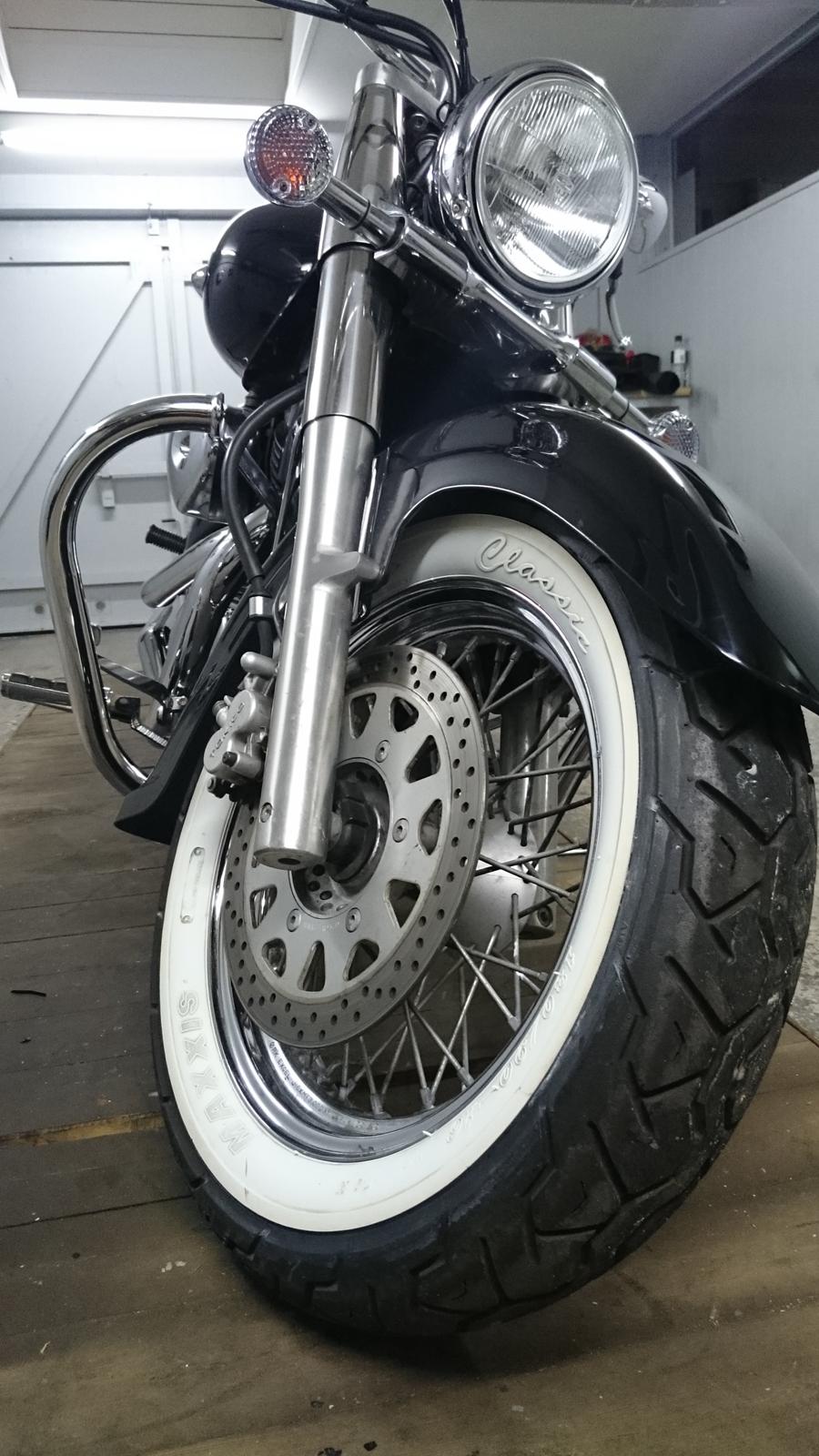 Suzuki Intruder VL800 Volusia *SOLGT* - Nyvaskede hvide dæksider. De skal lige have en tur til før jeg er tilfreds. billede 12