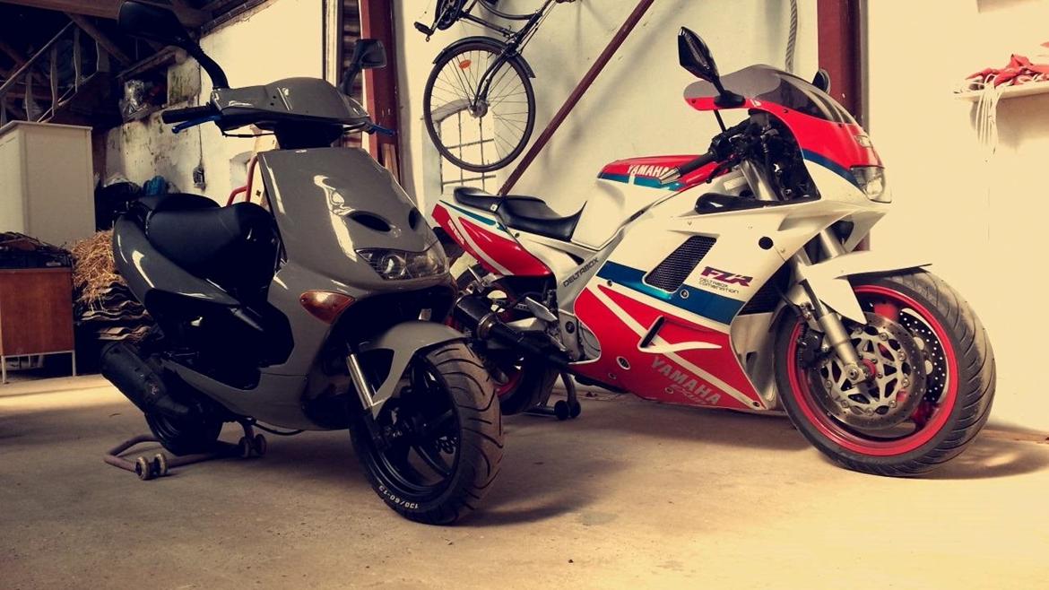 Yamaha FZR1000 - aprilla sr125 og yamaha FZR1000 billede 1