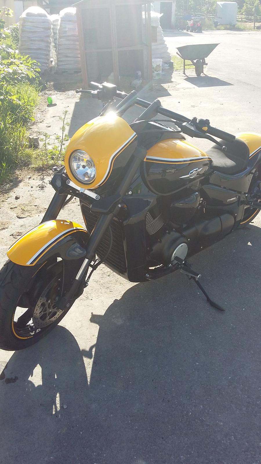 Suzuki m1800r B.O.S.S - Thunderbike forlygte lakeret i originale B.O.S.S farver med originale stickers der er varmet op for at passe billede 5