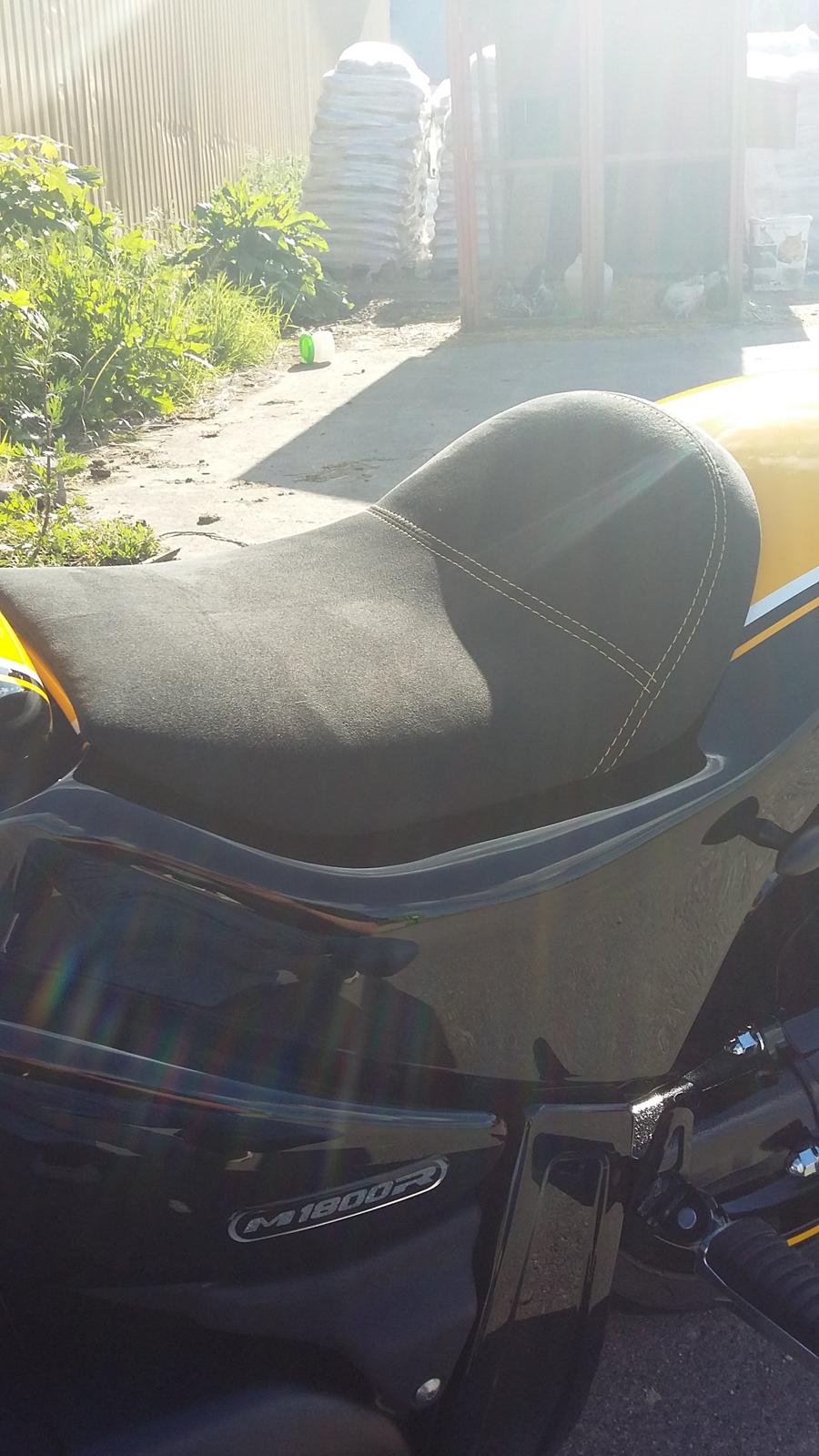 Suzuki m1800r B.O.S.S - Thunderbike sæde, ombetrukket med alcantare og gule syninger billede 7