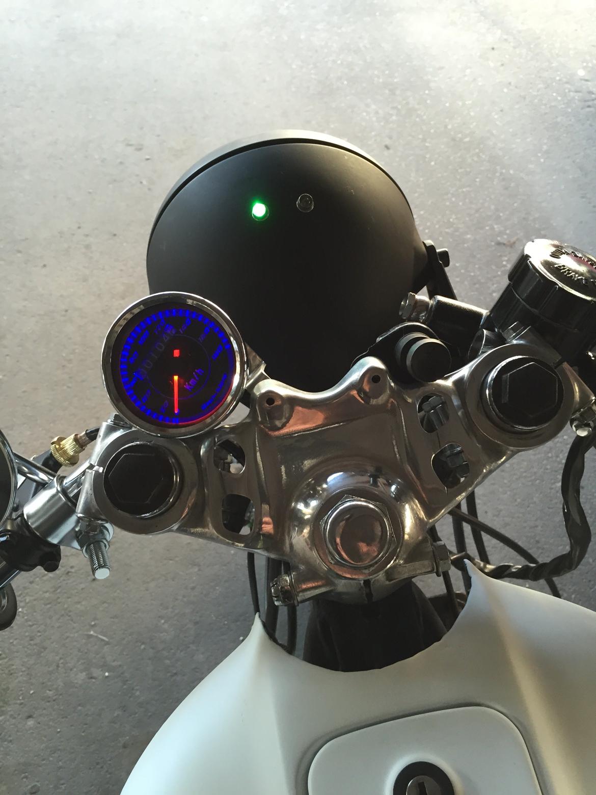 Honda CB 550 - Edition 2 - Lys i speedo, og grøn + rød diode til frigear og oliestand billede 13