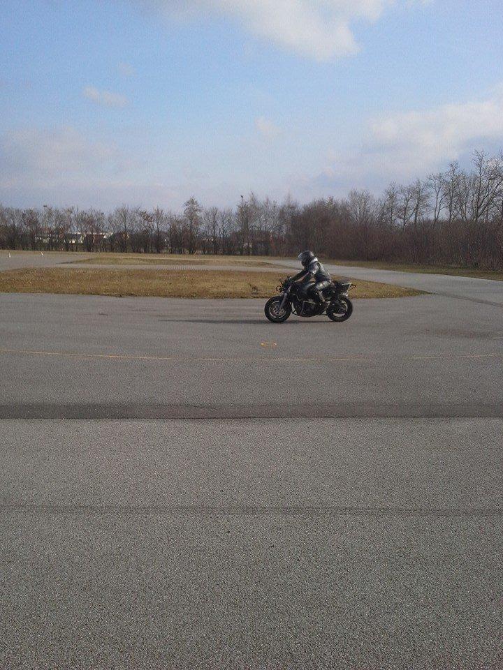 Suzuki Gsxr 750. (600) Srad (Stuntbike) - Test kørsel. har motor problemer. (Manglende power) Det er lillebror der lige prøvet at kører Mc for 1. gang ;) billede 2