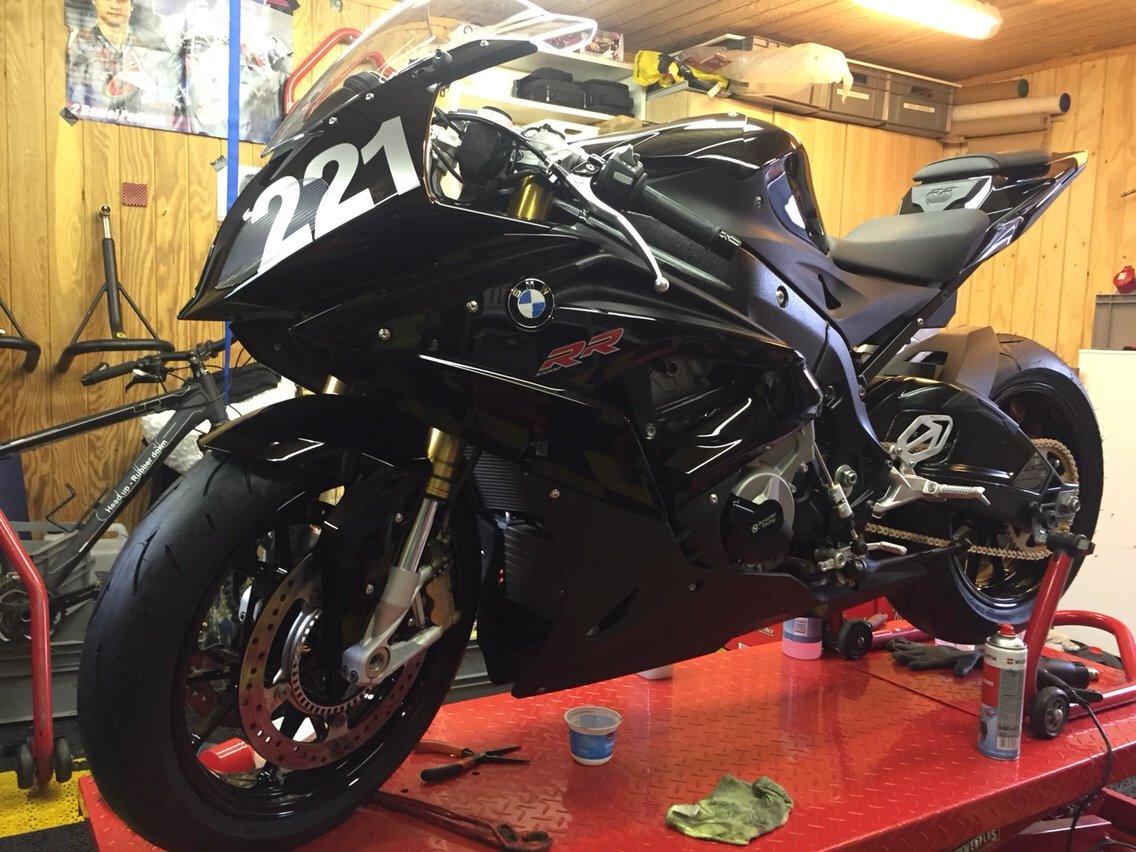 BMW S1000RR "HP" (0D10 - K46/12) - Starting to strip the bike for street stuff billede 34