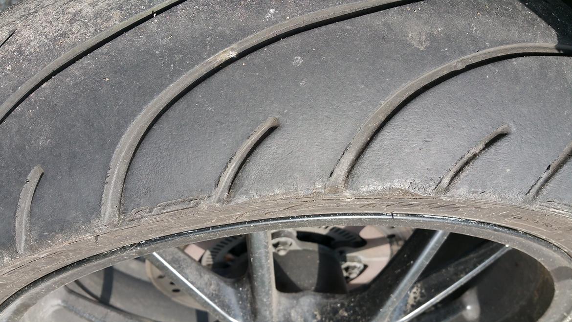 Triumph Speed Triple aka Space Monkey - Gik fra 190 til 180 høj profil, nu kan man sq rigtig vride dækkene ud til kanten på veje  ;) billede 18