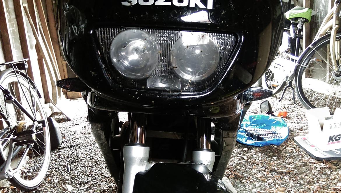 Suzuki GS 500E - De nye blink foran. De originale stak 1 meter ud af kåben. Og ved godt der er insekt-mord på kåben 😉 billede 12