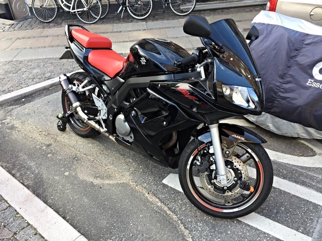 Suzuki SV650S ABS - Fik den 12-8-2015 ombetrukket begge sæder, så de er ens i en fræk rød farve. Synes selv resultatet blev godt. Flere billeder kommer senere! billede 2