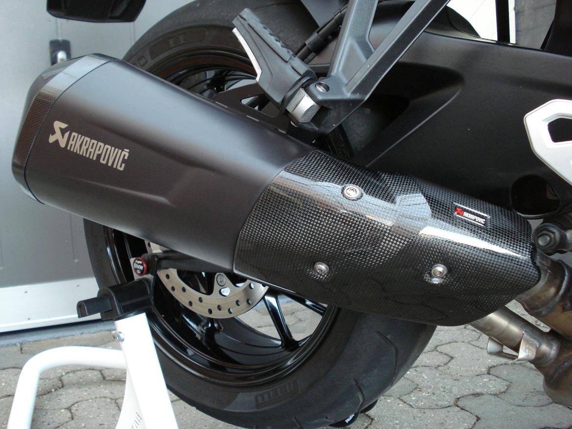 BMW S 1000 XR "QUARK" - SORT AKRAPOVIC SLIP - ON billede 8