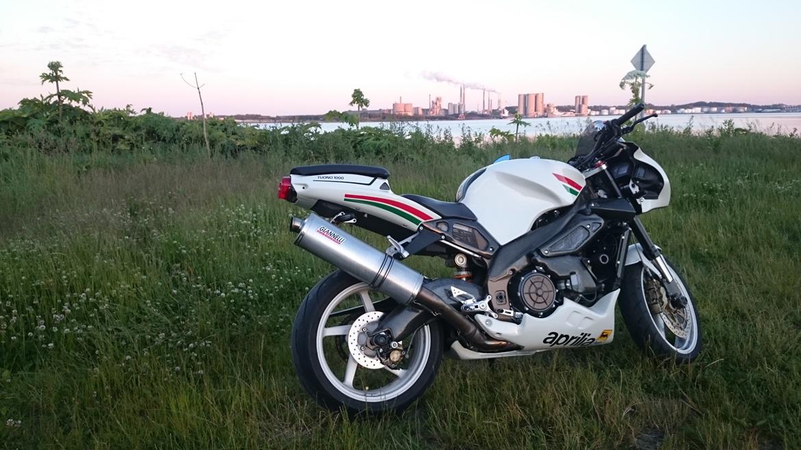 Aprilia RSV 1000 Tuono - Der er lige røget et par klistermærker i svinget. billede 3