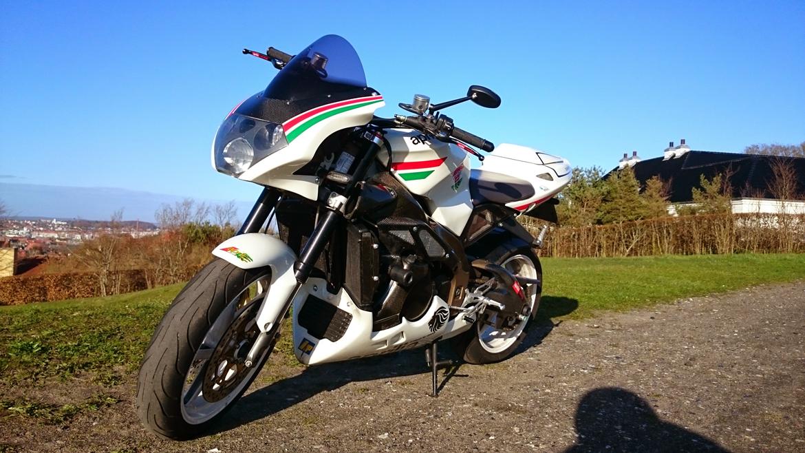 Aprilia RSV 1000 Tuono billede 2