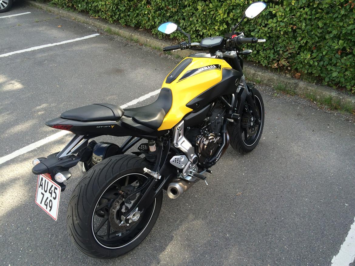 Yamaha MT-07 ABS - Bemærk de fine staferinger på tanken billede 3