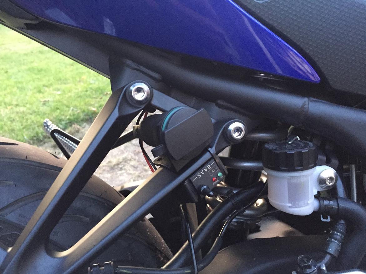 Yamaha R3 - Cigarettænder installeret her. billede 11