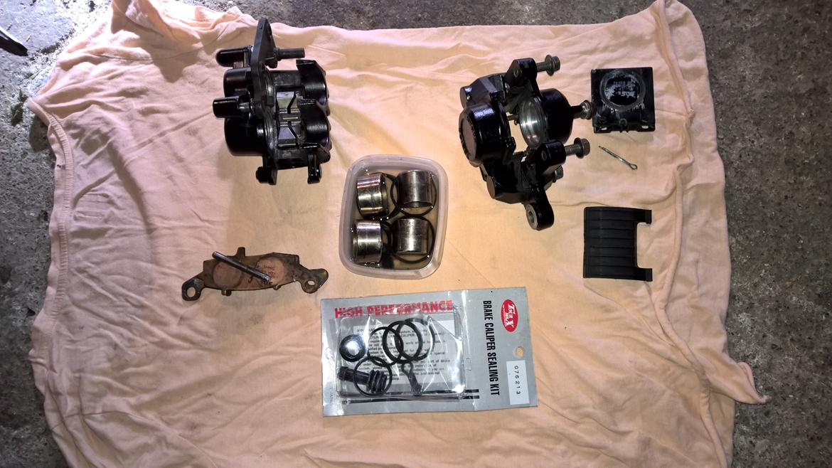 Suzuki GS 500 E [SOLGT]  - Calibre adskilt renset og nyt gummi bliver monteret. billede 4