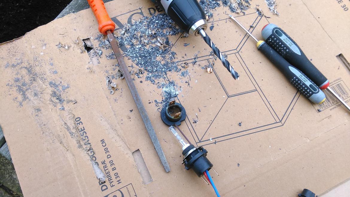 Suzuki GSF Bandit 1250 SA ABS - Udboring af de originale fatninger, så Xenon pæren H7 passer i dem begge 2 billede 6