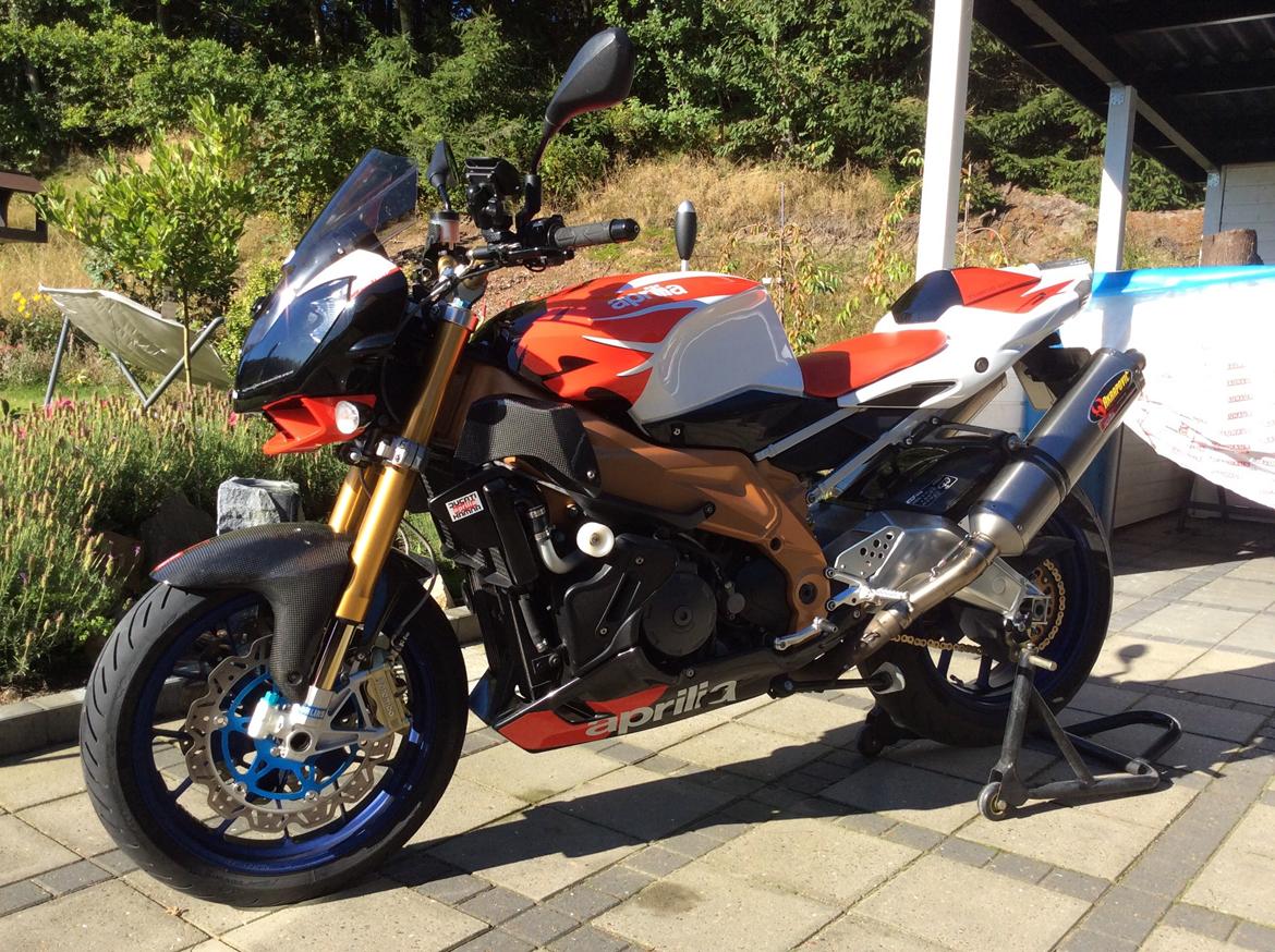 Aprilia RSV Tuono Factory - Touring jernet, selvom den er blevet brugt, skinner den stadig i solen billede 1