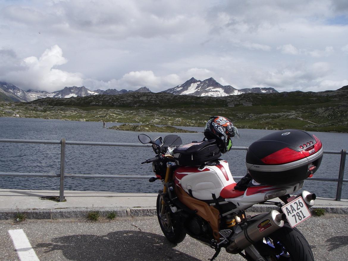 Aprilia RSV Tuono Factory - August 2014, holder på toppen af Grimselpass i Schweiz. Fed dag med 550 km på landevej gennem Schweiz. billede 17